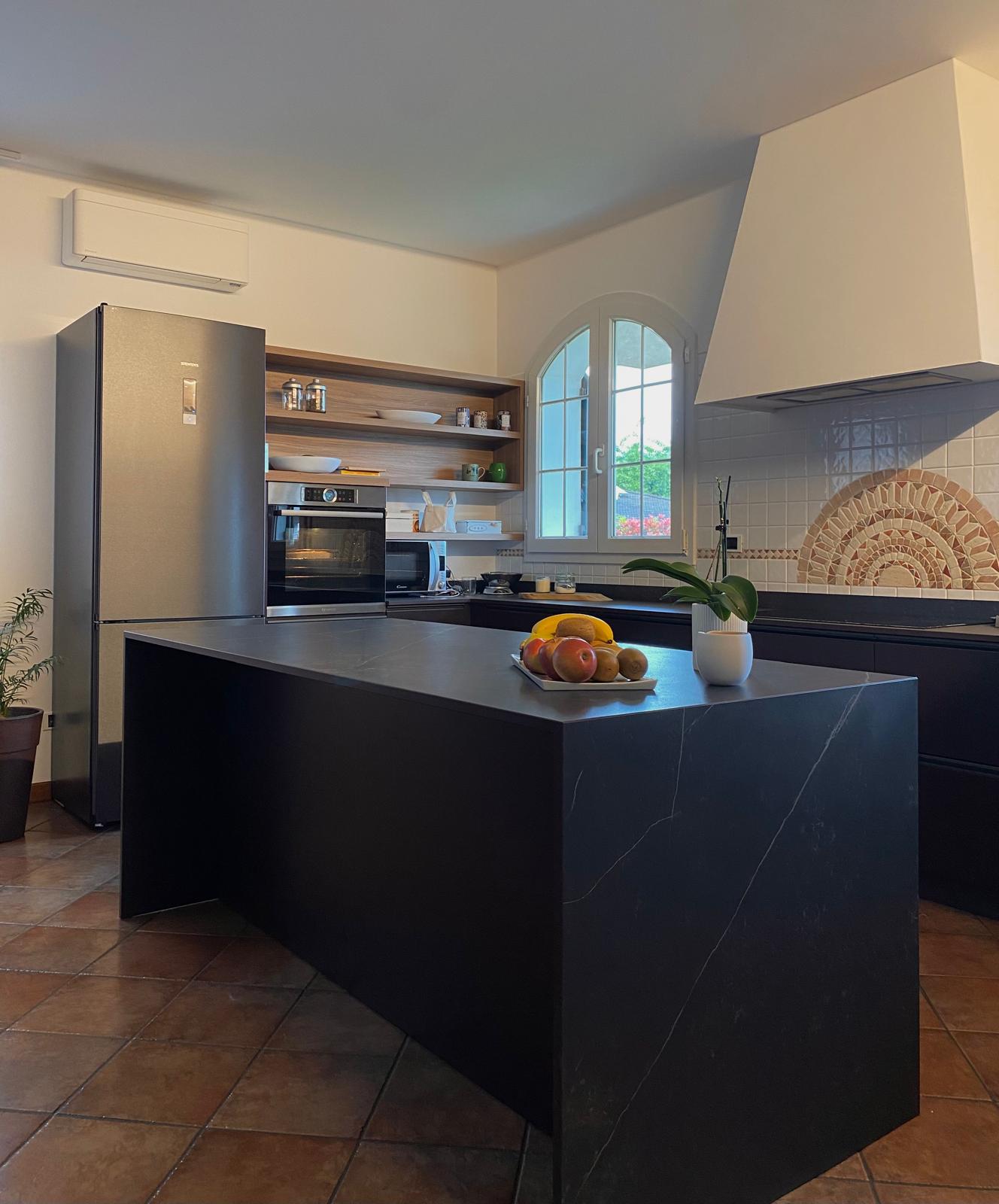 Cucina - laccato marrone mocha e olmo tinto naturale