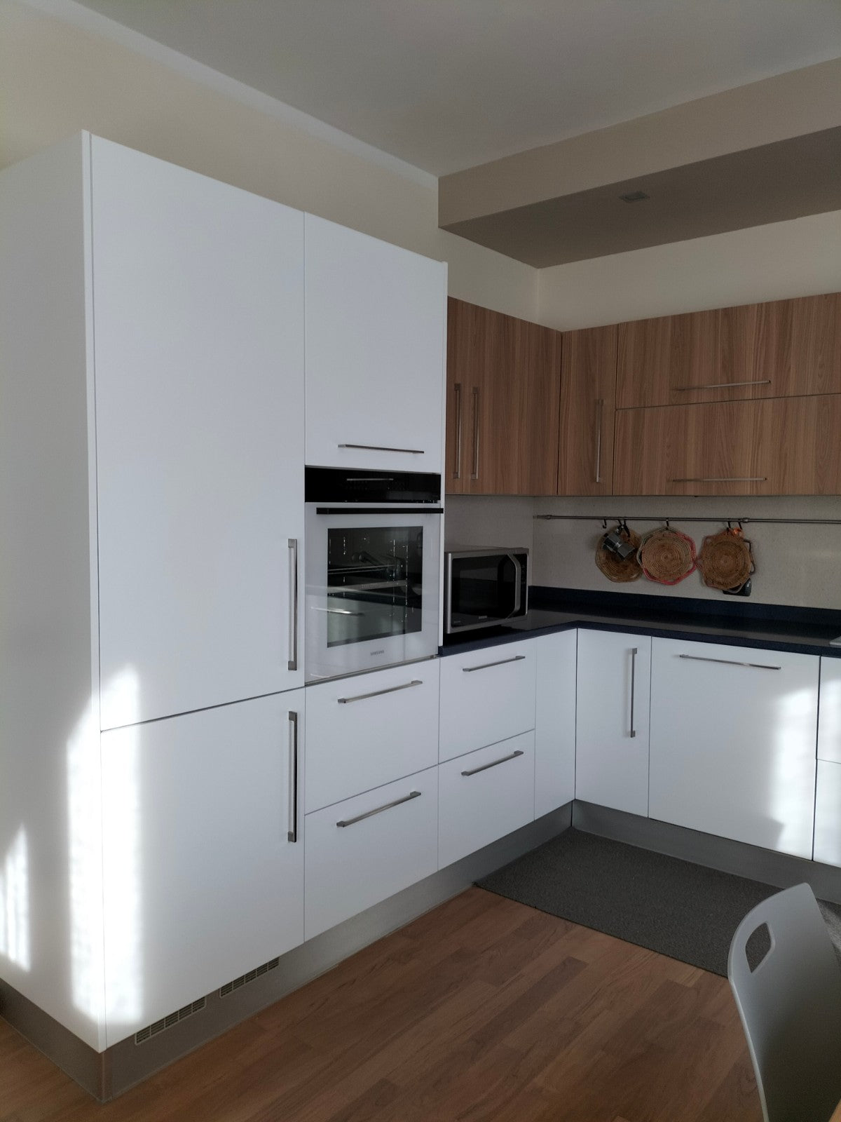 Cucina con maniglia laccato bianco opaco - legno quercia cognac