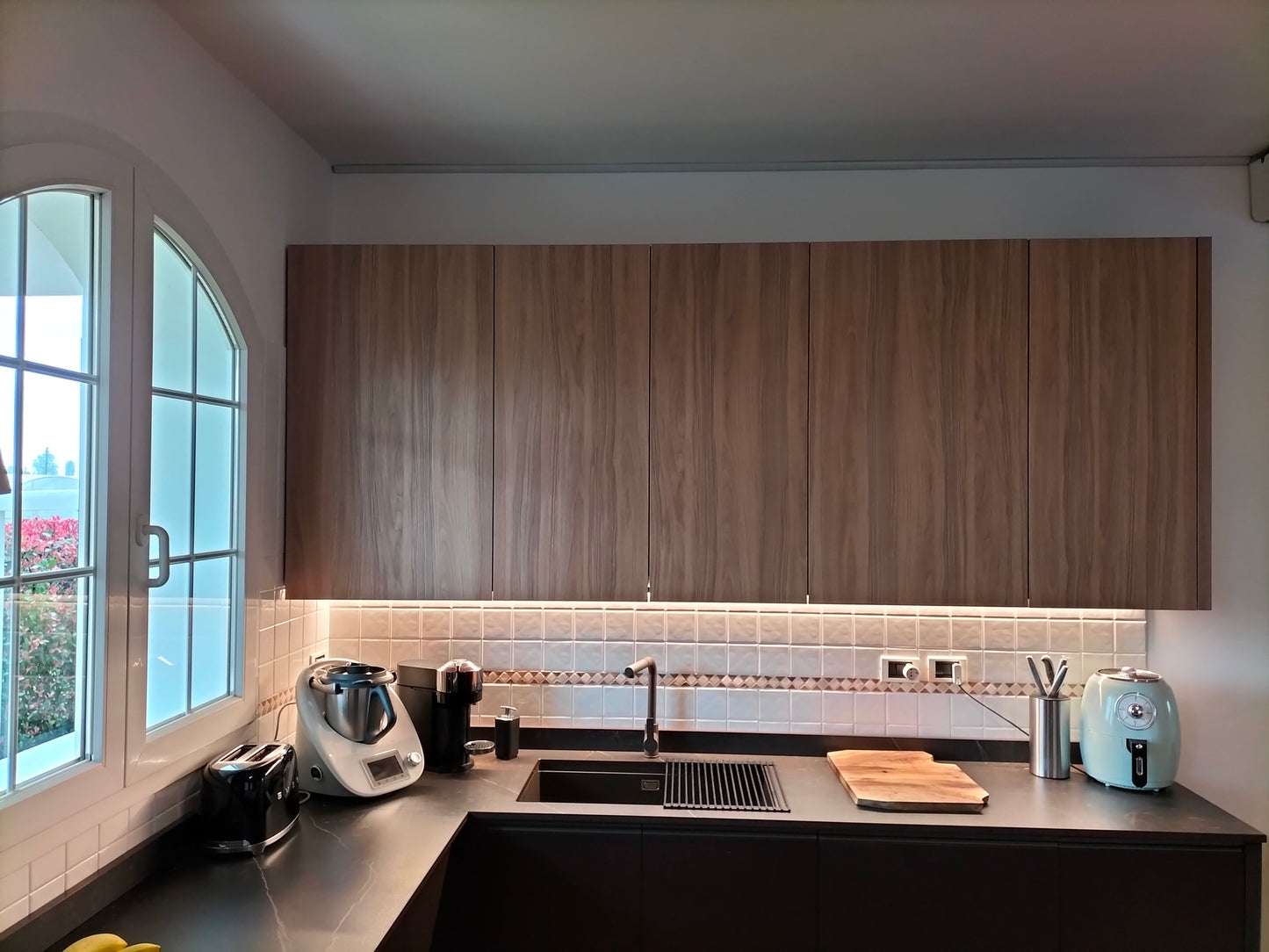 Cucina - laccato marrone mocha e olmo tinto naturale