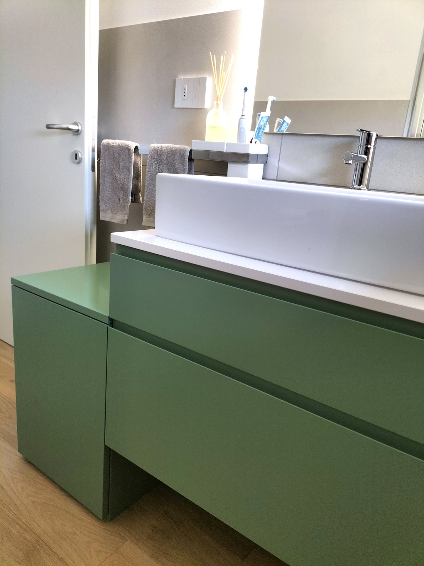 Mobile bagno - laccato opaco verde salvia - top quarzo bianco