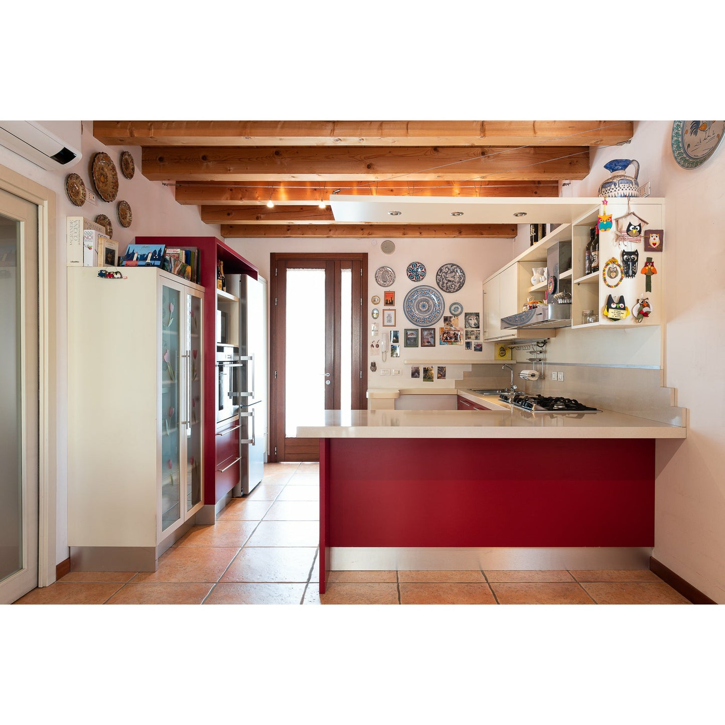 Cucina ad Angolo con Penisola - Laccato Opaco Rosso "SOFT" con Piano in Quarzo