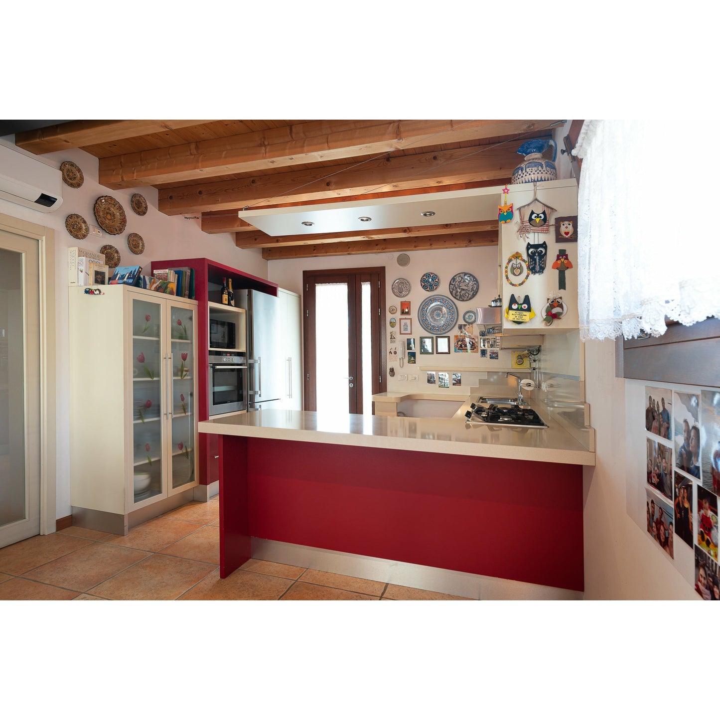 Cucina ad Angolo con Penisola - Laccato Opaco Rosso "SOFT" con Piano in Quarzo
