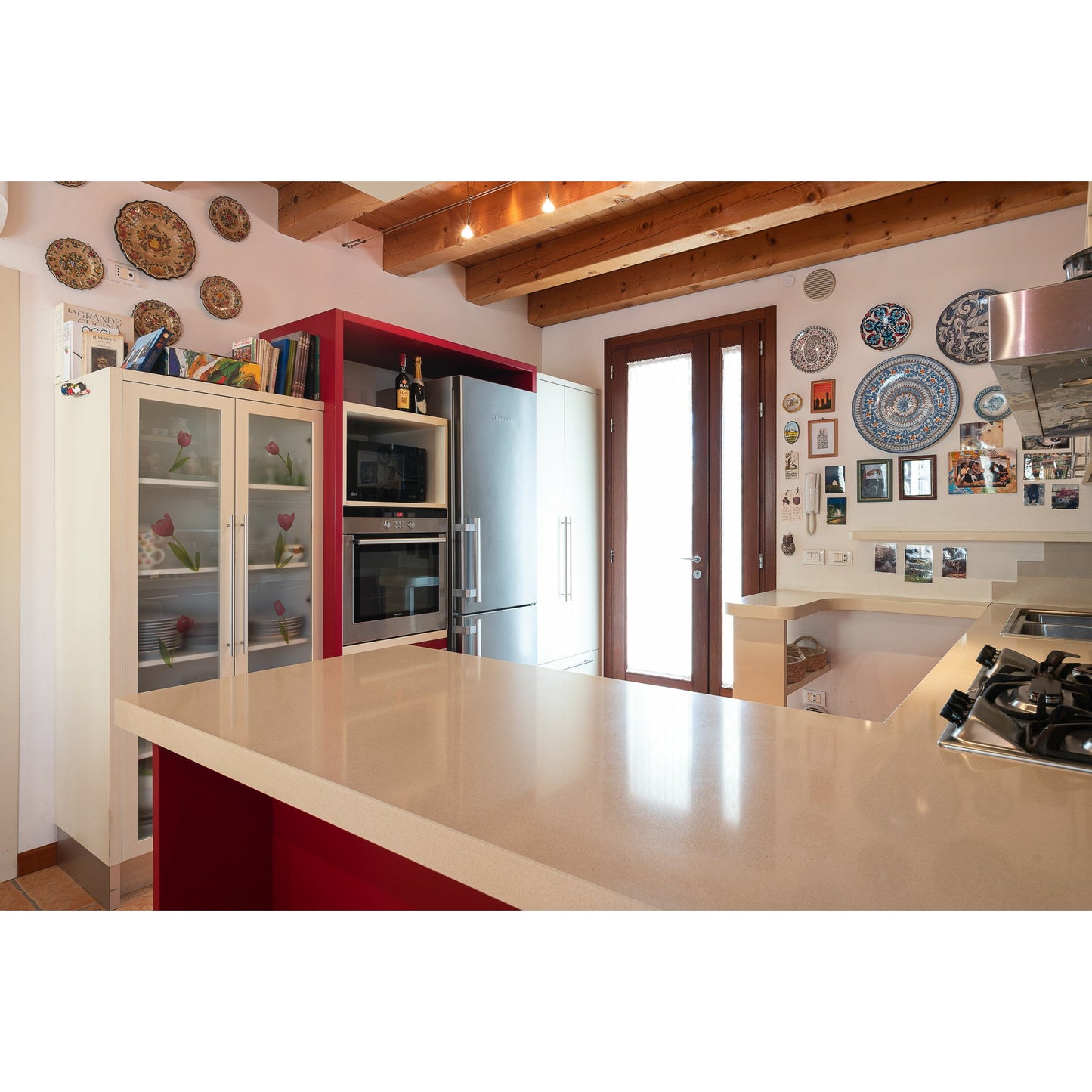 Cucina ad Angolo con Penisola - Laccato Opaco Rosso "SOFT" con Piano in Quarzo