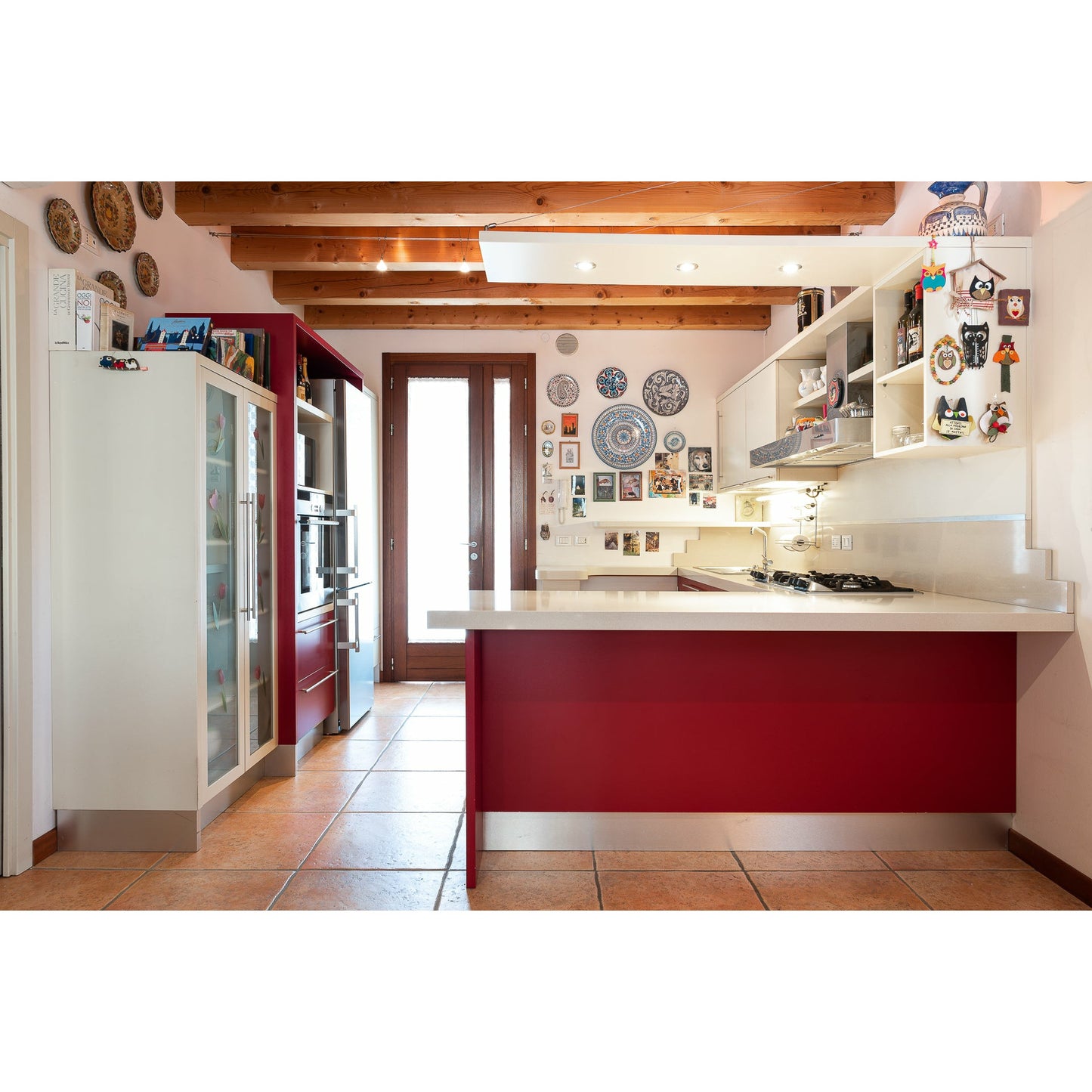 Cucina ad Angolo con Penisola - Laccato Opaco Rosso "SOFT" con Piano in Quarzo