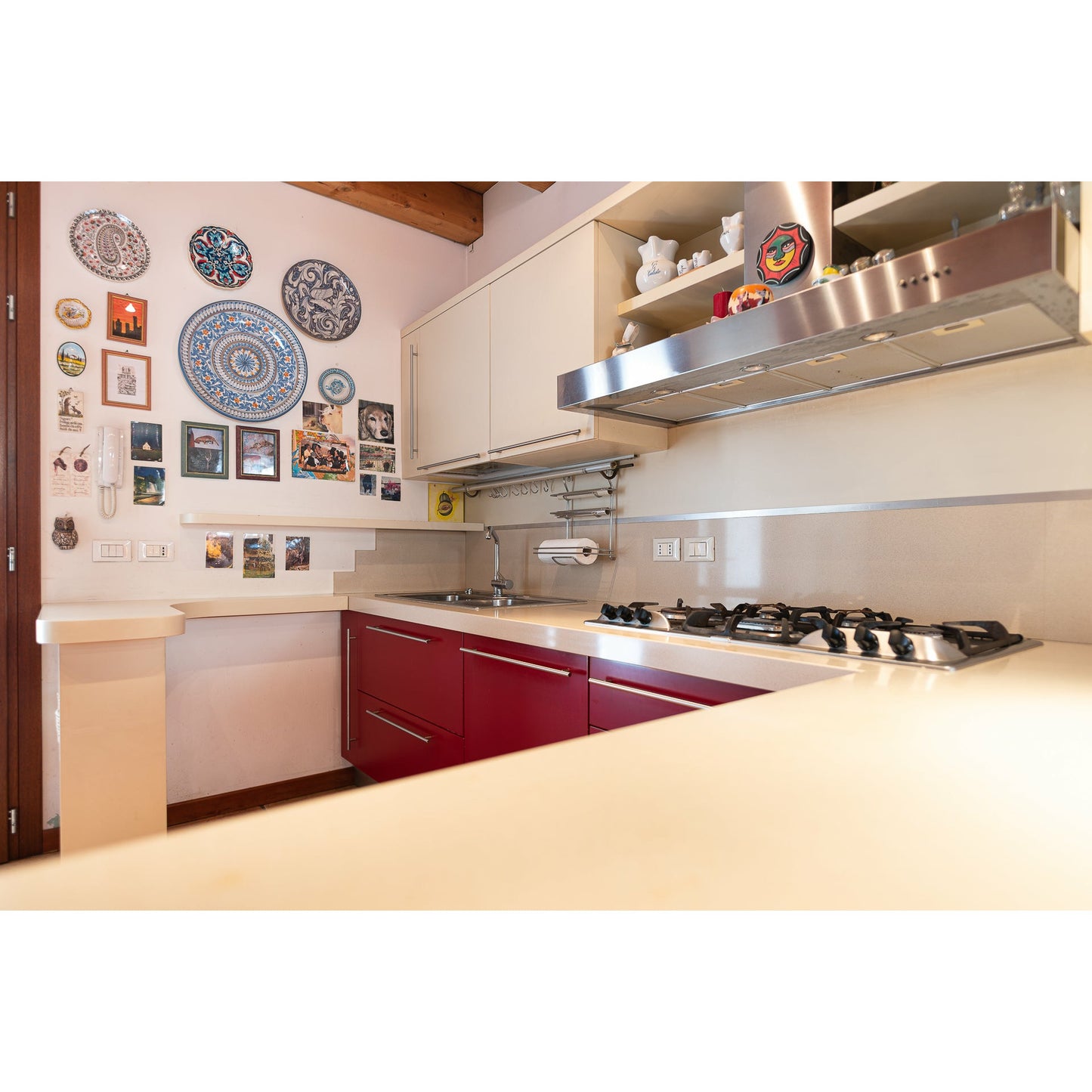 Cucina ad Angolo con Penisola - Laccato Opaco Rosso "SOFT" con Piano in Quarzo