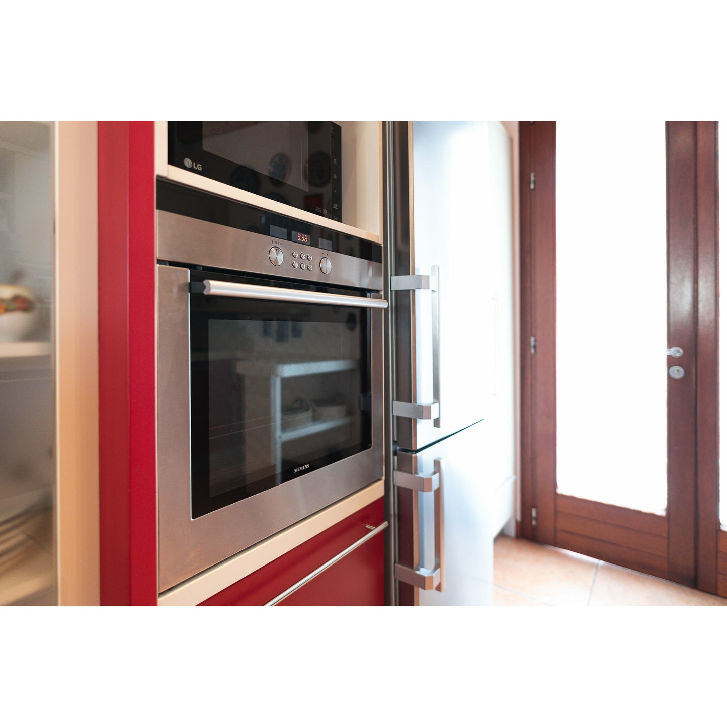 Cucina ad Angolo con Penisola - Laccato Opaco Rosso "SOFT" con Piano in Quarzo
