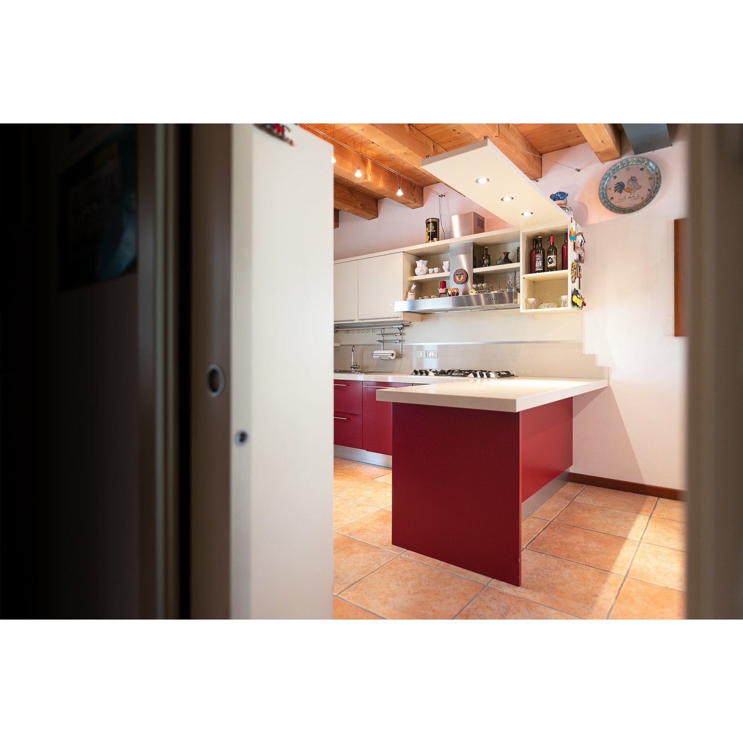 Cucina ad Angolo con Penisola - Laccato Opaco Rosso "SOFT" con Piano in Quarzo