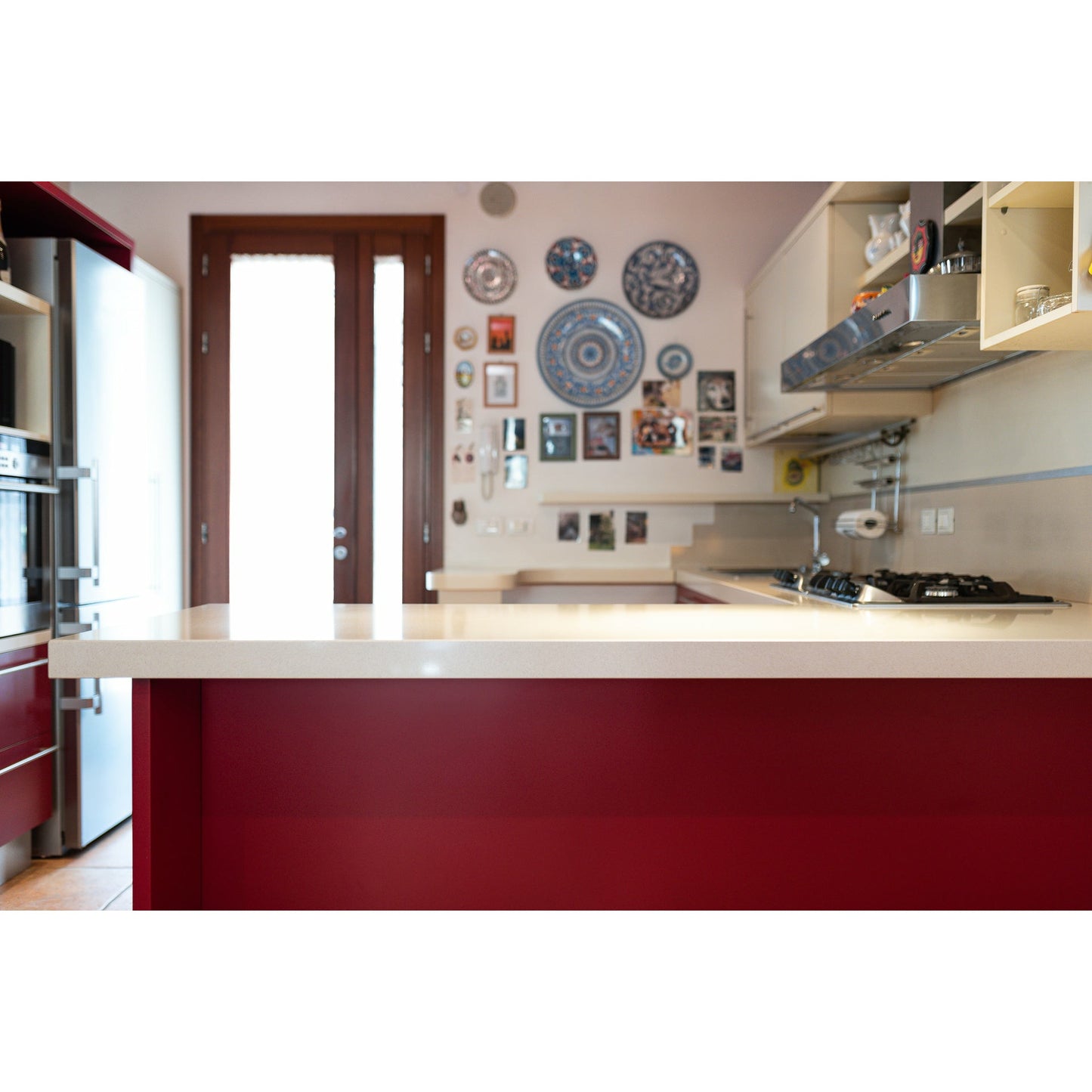 Cucina ad Angolo con Penisola - Laccato Opaco Rosso "SOFT" con Piano in Quarzo