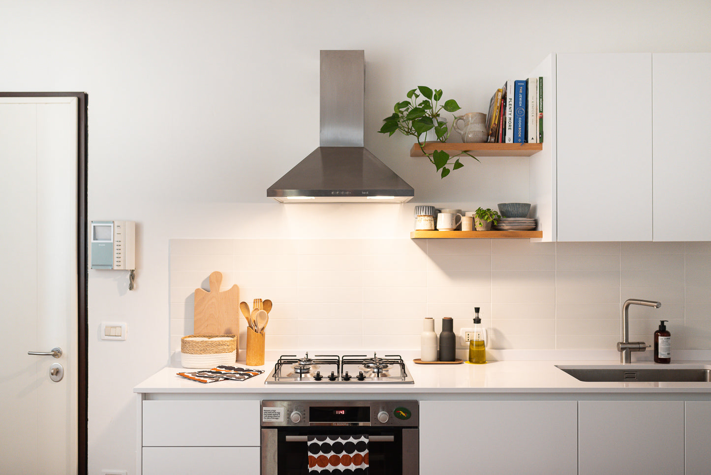 Cucina Lineare - Laccato Opaco Bianco "SOFT" con Gola