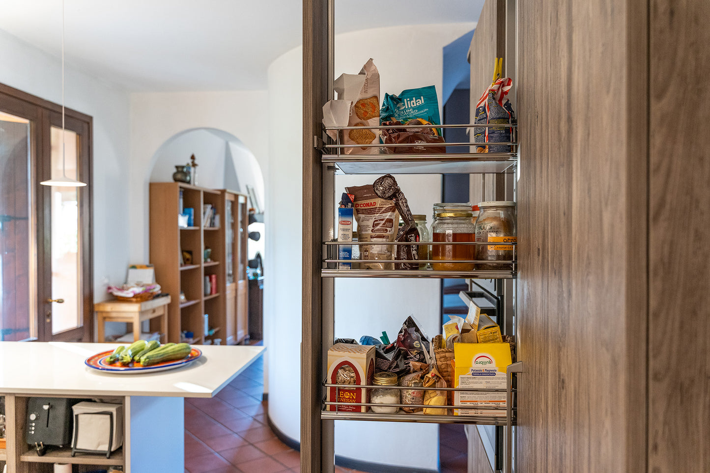 Cucina con Gola - Decorativo e Laccato Opaco Bianco