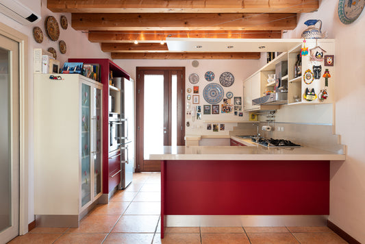 Cucina ad Angolo con Penisola - Laccato Opaco Rosso "SOFT" con Piano in Quarzo