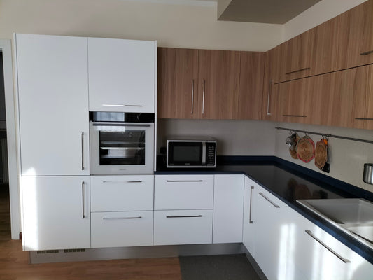 Cucina con maniglia laccato bianco opaco - legno quercia cognac