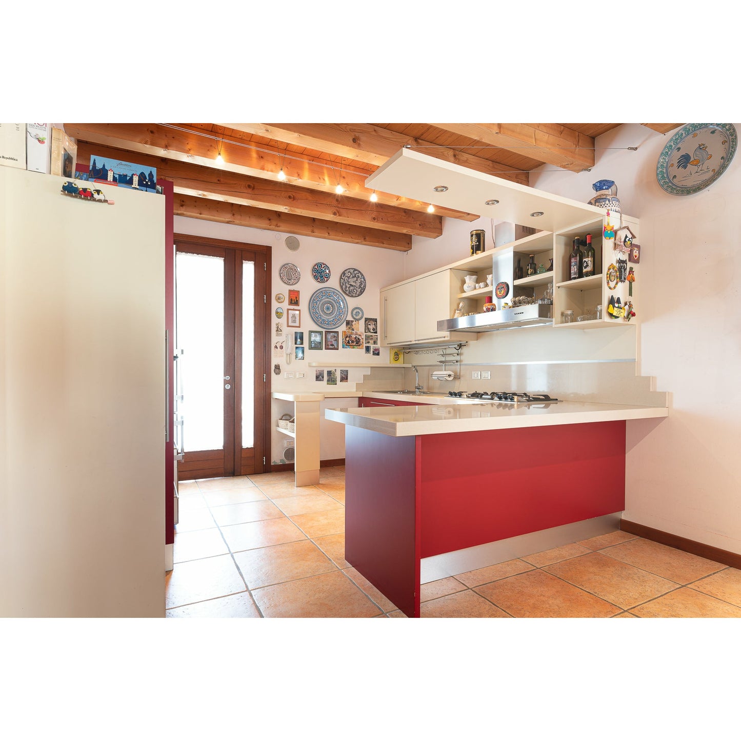 Cucina ad Angolo con Penisola - Laccato Opaco Rosso "SOFT" con Piano in Quarzo